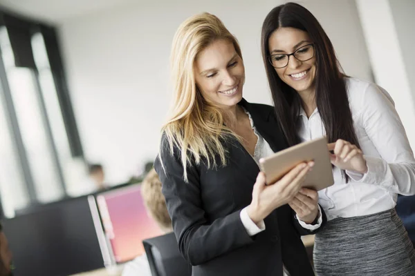 Porträt attraktiver Geschäftsfrauen mit digitalem Tablet — Stockfoto