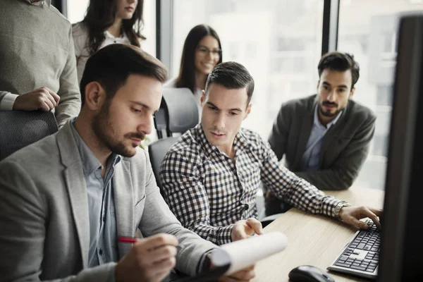 Retrato del grupo de colegas de negocios que trabajan en el proyecto — Foto de Stock