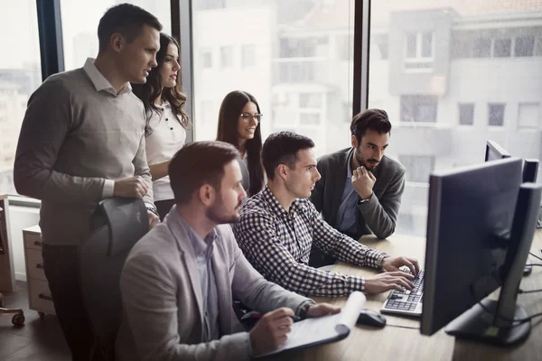 Porträt einer Gruppe von Geschäftskollegen, die an einem Projekt arbeiten — Stockfoto