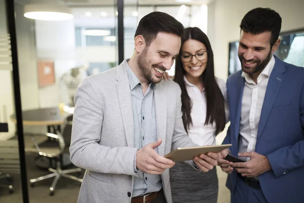 Team von Kollegen arbeitet gemeinsam am Tablet — Stockfoto