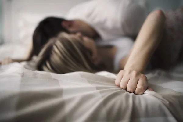 Gyönyörű pár romantikus és szenvedélyes az ágyban — Stock Fotó