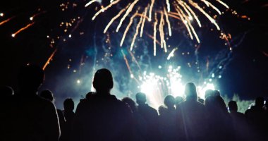 Kalabalık havai fişek izlerken