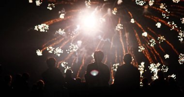 Kalabalık havai fişek izlerken