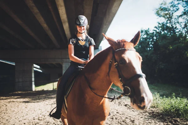 Portrét mladé ženy, na koni — Stock fotografie