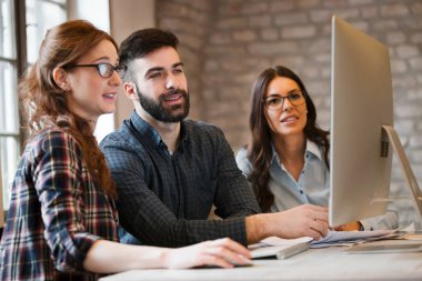 Grup genç tasarımcıların takım olarak çalışma