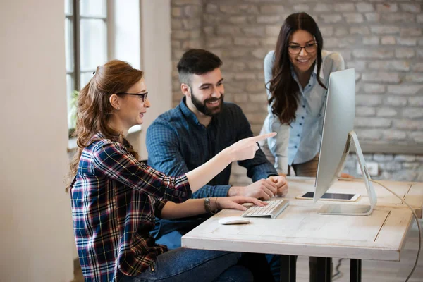 Grup genç tasarımcıların takım olarak çalışma