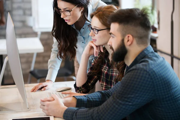 Grup genç tasarımcıların takım olarak çalışma