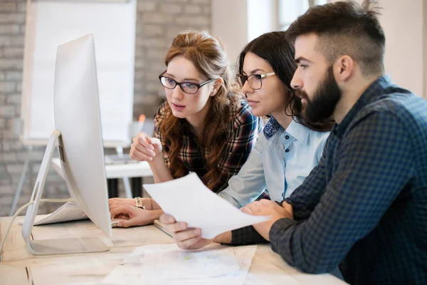 Grupo de jovens designers trabalhando em equipe — Fotografia de Stock