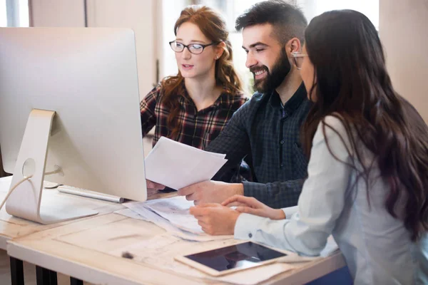 Grupo de jóvenes diseñadores trabajando en equipo — Foto de Stock