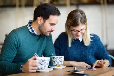 Çekici bir genç adam ve tarihte tablete arıyorum güzel kadın