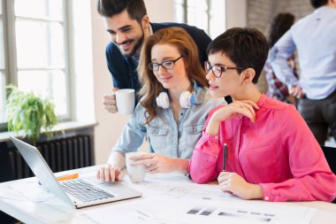 Genç Mimarlar dizüstü bilgisayarda çalışma grubu