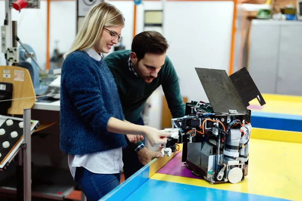 Молоді студенти робототехніки готують робота для тестування — стокове фото