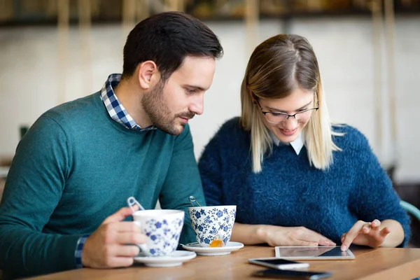 Çekici bir genç adam ve tarihte tablete arıyorum güzel kadın