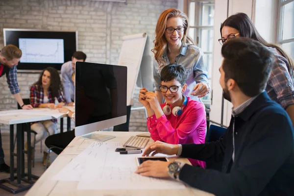 Gruppo di giovani designer di prospettiva che discutono in ufficio — Foto Stock