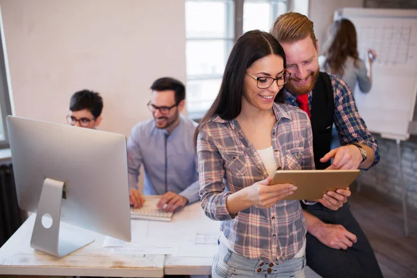 Konuşmak ve dijital tablet vasıl arıyorum genç çekici tasarımcılar