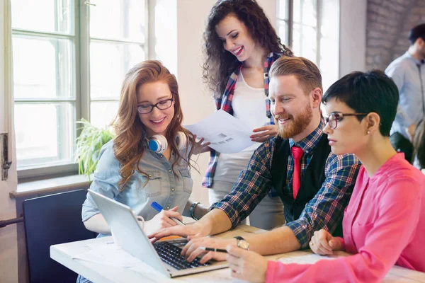 Gruppo di giovani architetti al computer — Foto Stock