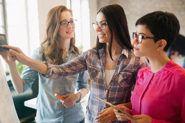 Tartışmak ve gemide çizim Mimarlar portresi