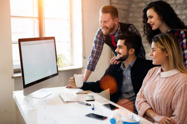 Gruppe av unge arkitekter som arbeider med datamaskin – stockfoto