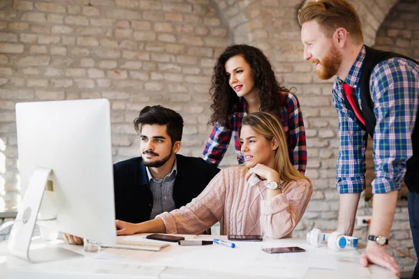 Gruppe av unge arkitekter som arbeider med datamaskin – stockfoto