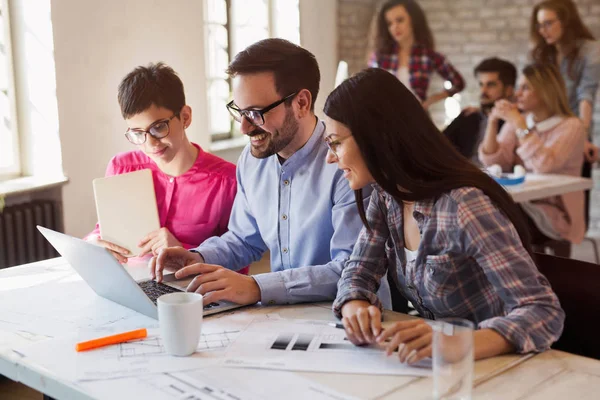 Gruppe av unge arkitekter som arbeider med datamaskin – stockfoto