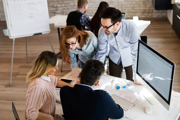 Grup genç bakış açısı Mimarlar ofiste tartışıyor