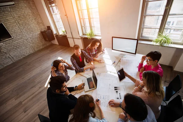 Genç bakış açısı tasarımcıları toplantısı portresi