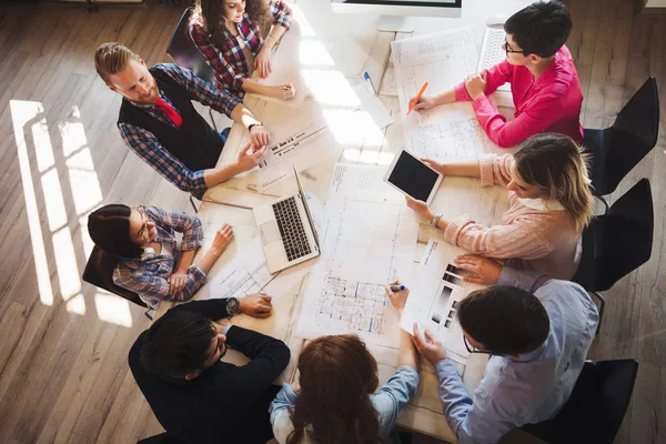 Genç bakış açısı tasarımcıları toplantısı portresi