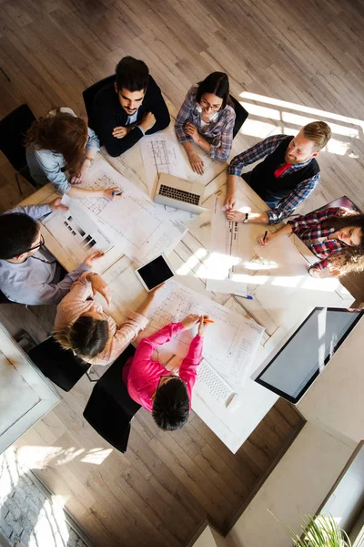 Portret van jonge perspectief ontwerpers met bijeenkomst — Stockfoto