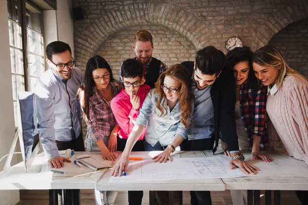 Genç bakış açısı tasarımcıları toplantısı portresi