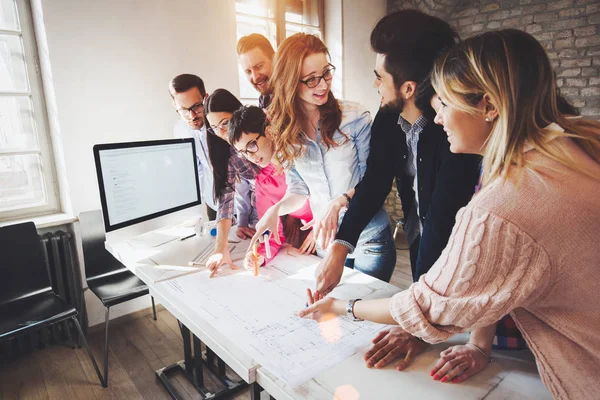 Porträt junger Perspektivdesigner beim Treffen — Stockfoto