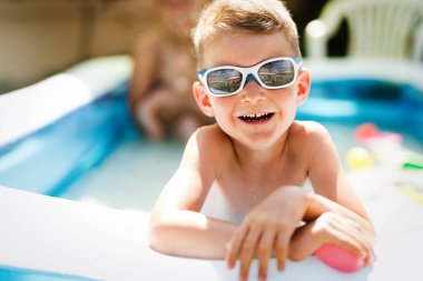 Mutlu çocuk yüzme havuzunda yaz zaman zevk