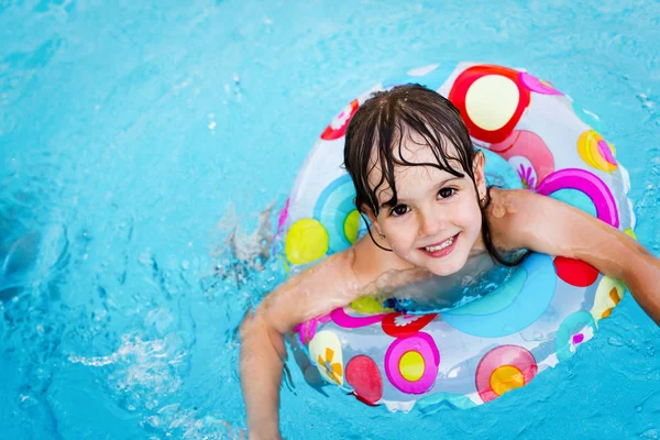 Meisje in zwembad met float ring — Stockfoto