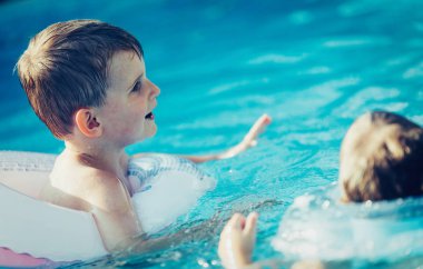 Küçük çocuklar yüzme havuzunda zevk resmini