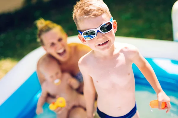 Bild einer glücklichen Familie im Schwimmbad — Stockfoto