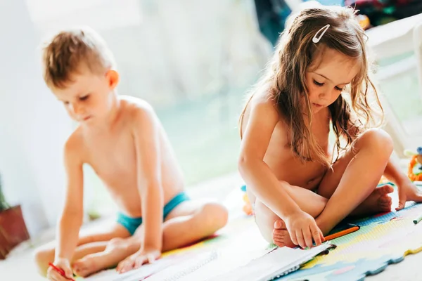 Menino e menina desenho com lápis de cor — Fotografia de Stock