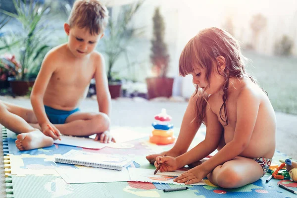 Menino e menina desenho com lápis de cor — Fotografia de Stock