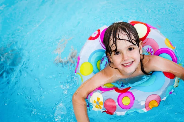 Meisje in zwembad met float ring — Stockfoto