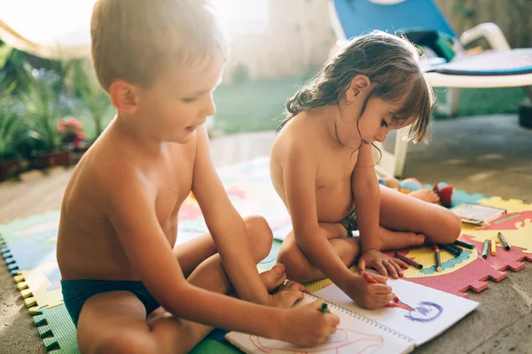 Menino e menina desenho com lápis de cor — Fotografia de Stock