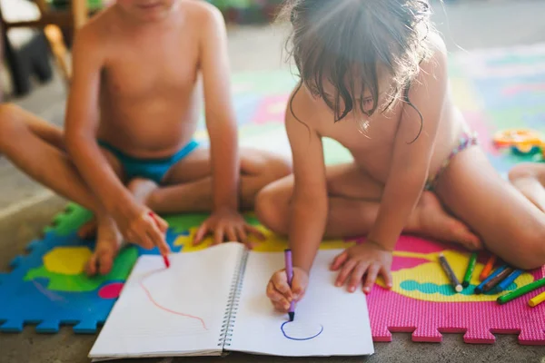 Niño y niña dibujando con lápices de colores — Foto de Stock