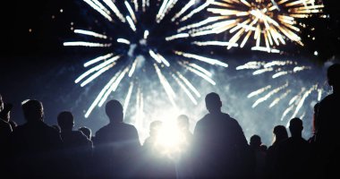 Kalabalık havai fişek izlerken