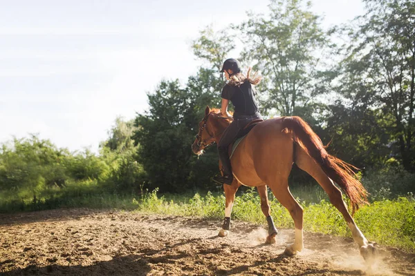 Portrait de jeune femme à cheval dans la campagne — Photo