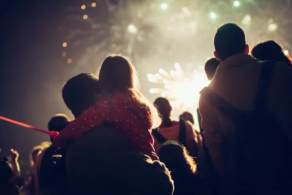 Mulțimea urmărește focuri de artificii — Fotografie, imagine de stoc