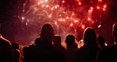 Kalabalık havai fişek izlerken