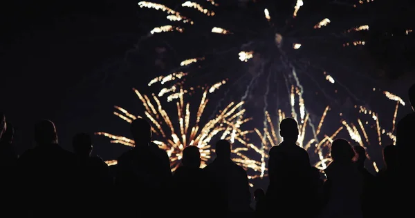 Multidão assistindo fogos de artifício — Fotografia de Stock