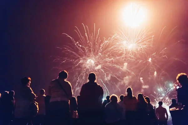 Folle a guardare fuochi d'artificio — Foto Stock