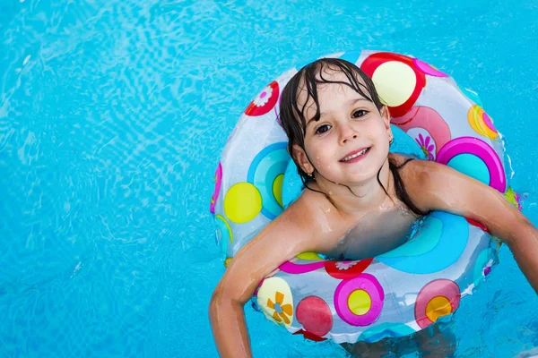 Meisje in zwembad met float ring — Stockfoto