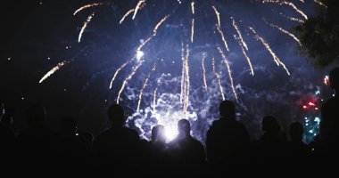 Kalabalık havai fişek izlerken