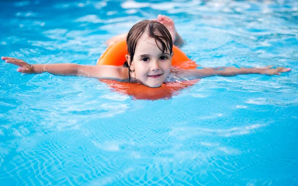 Kleines Mädchen im Schwimmbad mit Schwimmring — Stockfoto