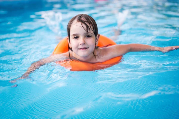 Meisje in zwembad met float ring — Stockfoto