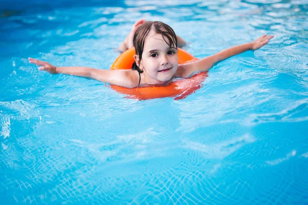 Kleines Mädchen im Schwimmbad mit Schwimmring — Stockfoto